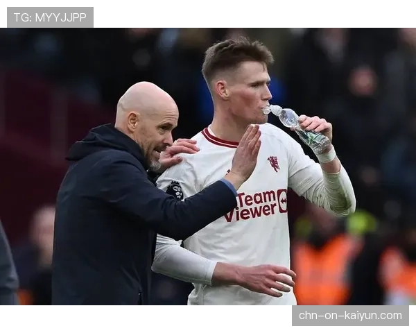 场边花絮：西汉姆联主帅因对一次本方禁区前的犯规判罚不满，踢飞水瓶